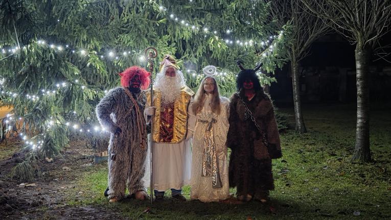 Mikuláš, anděl a&nbsp;čertíci