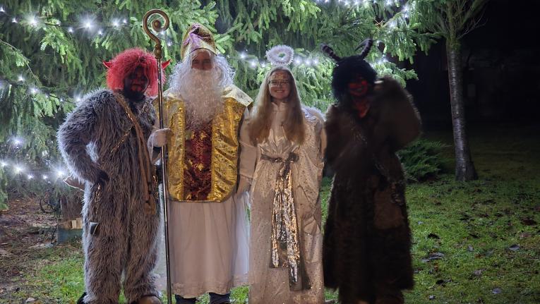 Mikuláš, anděl a&nbsp;čertíci