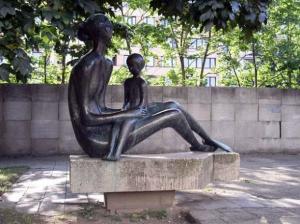Obyčejná madona - autor: Miloš Zet, 1971, bronz, Pujmanové, sídliště Pankrác I, Praha 4