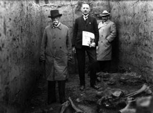 T. G. Masaryk v hlubokých výkopech v Dolních Věstonicích