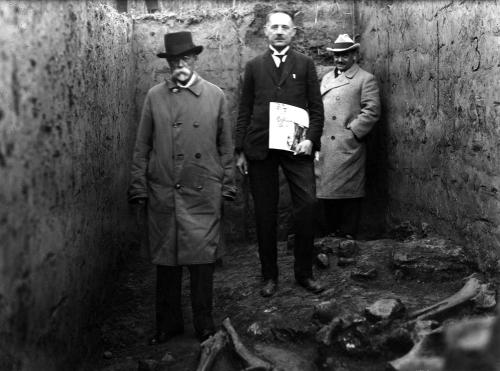 T. G. Masaryk v hlubokých výkopech v Dolních Věstonicích